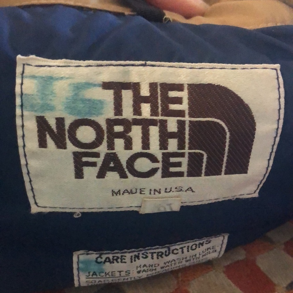 The North Face Size L vintage brown label down coat. Work condition small flaws - Picture 4 of 16